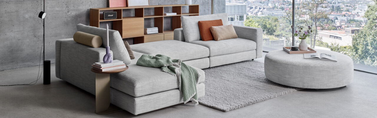Wohnzimmer mit Sofa und Einrichtung von Lüscher Wohnen AG